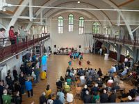 Stifter, Stadträte und Freunde eröffnen die Jahnsporthalle als neuen Ort für viel Bewegung.