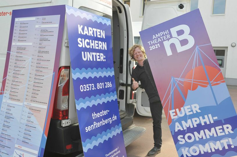 Voller Vorfreude auf seine erste Amphisaison verlädt Tom Fehrmann, Gastspielkoordinator an der neuen Bühne, die Programmaufsteller. Foto: Peter Aswendt