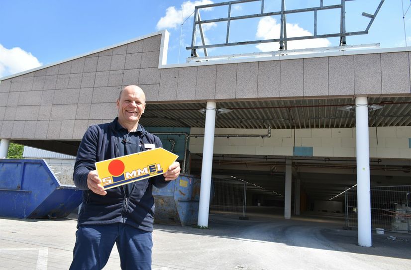 Peter Simmel vor dem zukünftigen Simmel-Markt in Bannewitz.