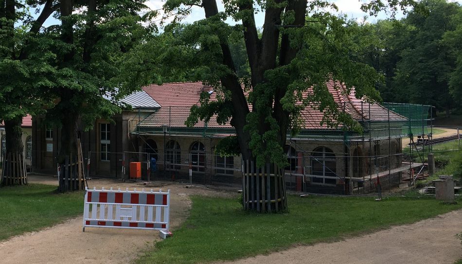 Am Badehaus läuft der dritte Bauabschnitt. Der soll bis Mitte 2022 abgeschlossen sein. Foto: Keil