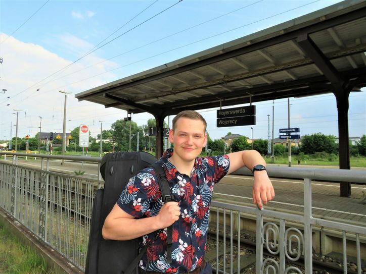 Fritz Vogel besucht das Landesgymnasium für Musik in Dresden. Hier kommt der Hoyerswerdaer gerade aus der Landeshauptstadt zum Wochenendbesuch nach Hause. Foto: Silke Richter