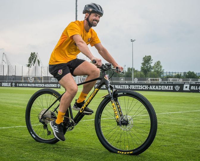 Dynamo-Torhüter Patrick Wiegers testete sofort eins der neuen Bikes des neuen SGD-Fahrrad-Partners "Der Dynamo". Foto: Dennis Hetzschold