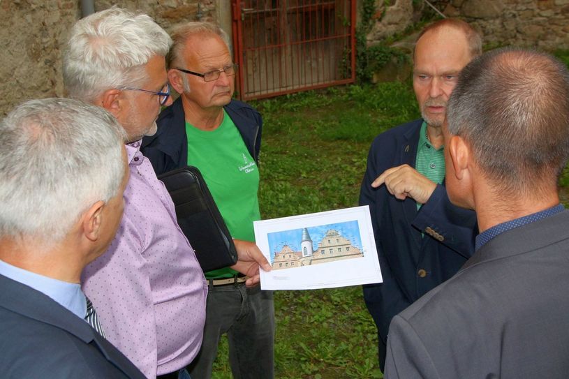 Sparkassenvorstand Rainer Schikatzki (l.) und Landrat Ralf Hänsel (r.) im Gespräch mit Bürgermeister Steffen Sang (2.v.r.) und den Vereinsmitgliedern Achim Tanner und Hartmut Vetter. Fotos: Farrar