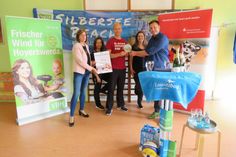 Große Freude bei Thorbjörn Klinkhart (m.), der stellvertretend für seine Mannschaft den Pokal entgegennahm. Das freute auch Dana Borkmann (VBH), Sandra Weller und Sandrina Heise (SC) sowie Lausitzbad-Geschäftsführer Matthias Brauer. Foto: sr
