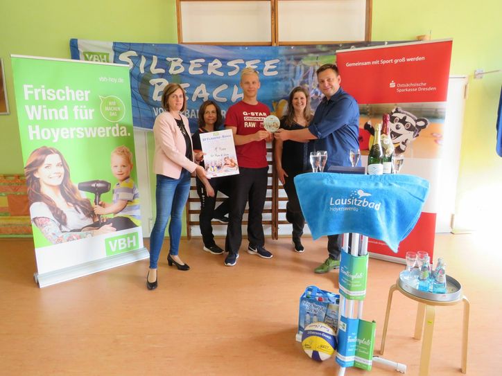 Große Freude bei Thorbjörn Klinkhart (m.), der stellvertretend für seine Mannschaft den Pokal entgegennahm. Das freute auch Dana Borkmann (VBH), Sandra Weller und Sandrina Heise (SC) sowie Lausitzbad-Geschäftsführer Matthias Brauer. Foto: sr