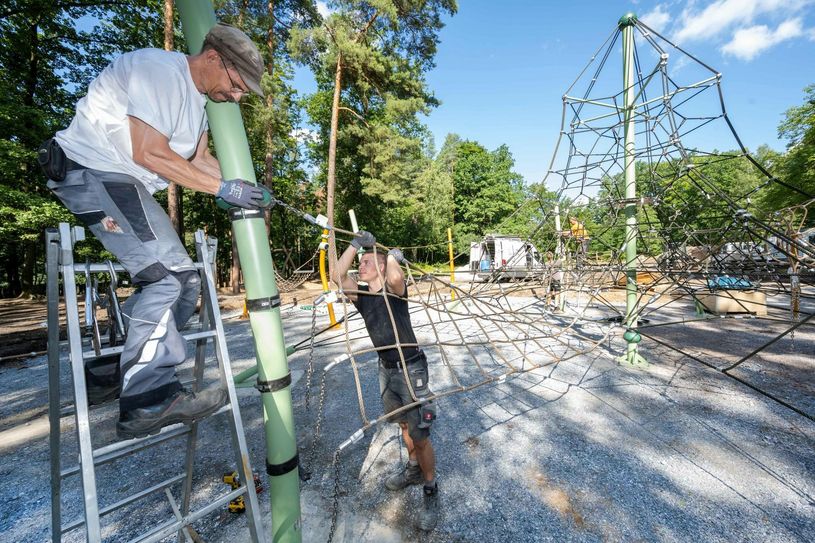 Hier wird das neue Kletterseilparadies für Kinder aufgebaut. Foto: Jörn Wolf