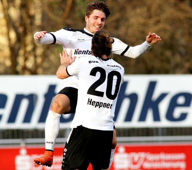 Maik Salewski (oben, Bautzen) jubelt über seinen Treffer zum 1:1, erster Gratulant ist Tobias Heppner. Foto: Torsten Zettl