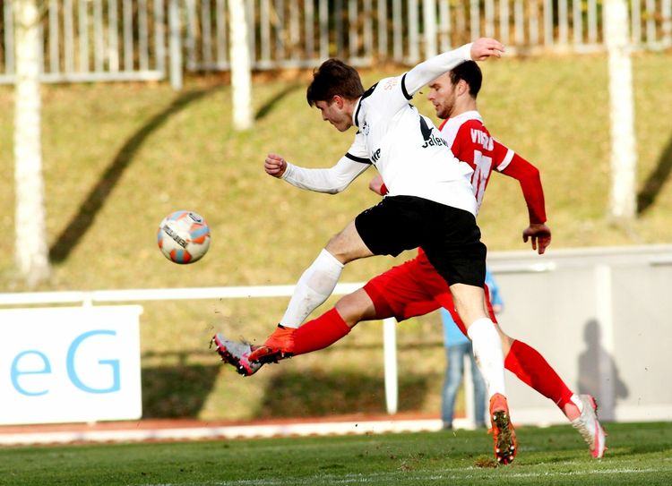 Maik Salewski (vorn, Bautzen) zieht trocken ab, sein Gegenspieler Oliver Hofmann kann nichts mehr tun, der Ball schlägt zum Ausgleich ein. Foto: Torsten Zettl