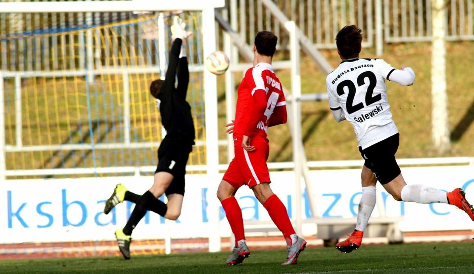Maik Salewski (rechts, Bautzen) hatte trocken angezogen, sein Schuss landet im Netz, der Berliner Torhüter Dominik Kisiel kann den Schuss wie sein Mitspieler Oliver Hofmann (Mitte) nicht entschärfen. Spielstand 1:1. Foto: Torsten Zettl