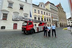 Oberbürgermeister Octavian Ursu zeigte gemeinsam mit Anja Weigel (Einsatzleiterin der Görlitzer Berufsfeuerwehr) und Uwe Restetzki (Leiter des Amtes für öffentliche Ordnung) die Drehleiter noch einmal auf dem Untermarkt.