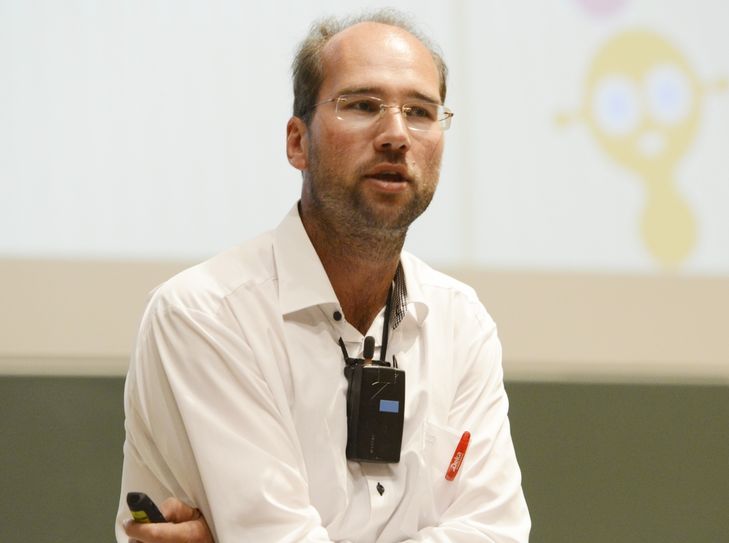 Diplom-Volkswirt Stefan A. Uhlich bei einer Kindervorlesung an der BTU Cottbus–Senftenberg. Foto: Multimediazentrum der BTU Cottbus-Senftenberg