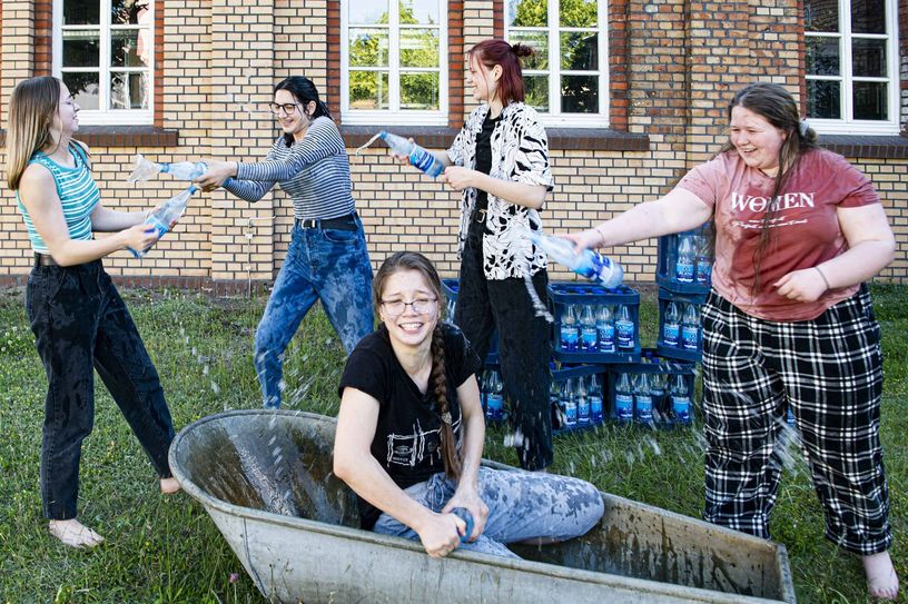 Jede gegen jede, aber auf der Bühne ein Team. Der Theaterjugendclub spielt ein Musiktheaterstück auf dem Wasser: »Blaufeuer«.