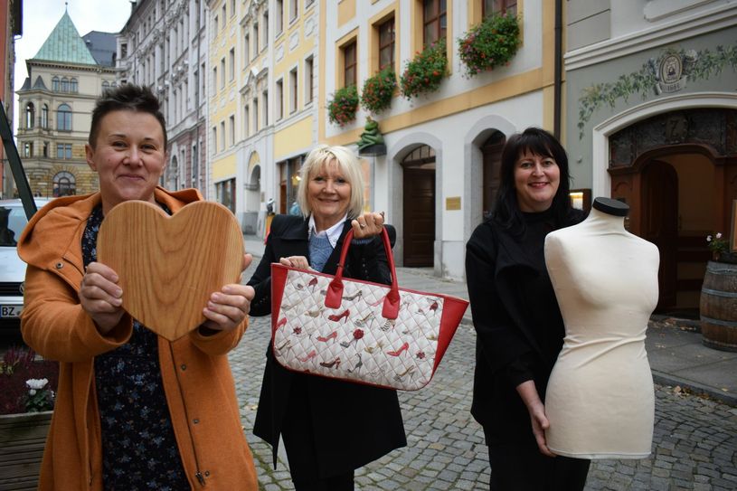 Von links: Susanne Reichelt von »Mamitschka«, Hella Schwager von »Kreative-Moden« und Corinna Seiler von »e.elle« sind zur Romantica auf der Heringstraße anzutreffen. Foto: spa