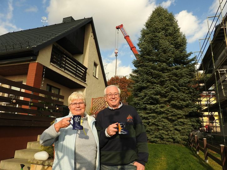Gisela und Volkmar Witschel vor ihrem Baum in Graupa.
