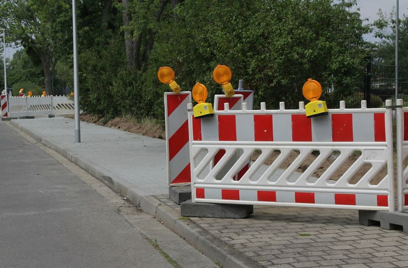 Die Gehwegerneuerung in der Senftenberger Kormoranstraße soll dieser Tage abgeschlossen werden.