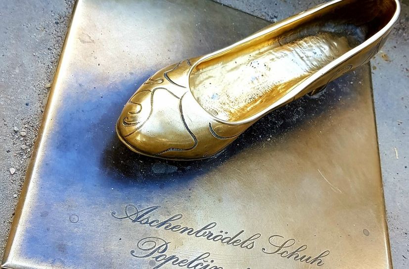 Aschenbrödels Schuh steht auf der Treppe zum Schloss Moritzburg.