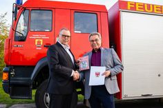 Innenminister Michael Stübgen (l.) übergibt die Urkunde »Partner der Feuerwehr« an Helmut Hoffmann, Geschäftsführer der usea GmbH.