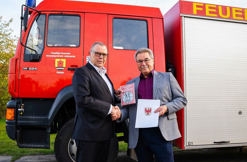 Innenminister Michael Stübgen (l.) übergibt die Urkunde »Partner der Feuerwehr« an Helmut Hoffmann, Geschäftsführer der usea GmbH.