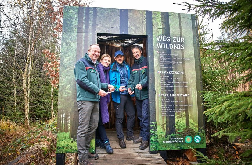 Umweltminister Wolfram Günther eröffnet den »Weg zur Wildnis« zusammen mit Brit Jakob-Hahnewald (1. Beigeordnete des Landratsamtes Sächsische Schweiz), Bad Schandaus Bürgermeister Thomas Kunack und Nationalparkleiter Ulf Zimmermann.