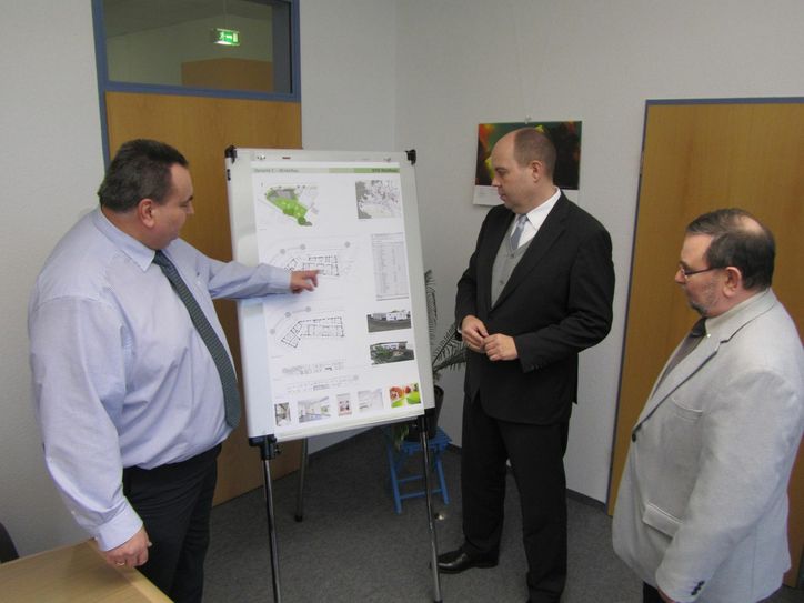 Bauamtsleiter Frank Neumann, Bürgermeister Lars Kolan und Kämmerer Lutz Gottheiner (v.l.) besprechen den Planungsstand zum Ersatzneubau der Kita Waldhaus.