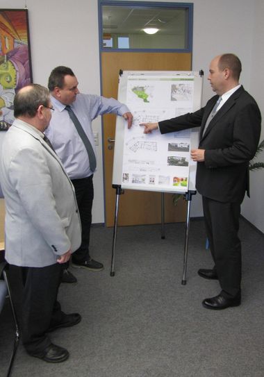Kämmerer Lutz Gottheiner, Bauamtsleiter Frank Neumann und Bürgermeister Lars Kolan (v.l.) besprechen den Planungsstand zum Ersatzneubau der Kita Waldhaus.