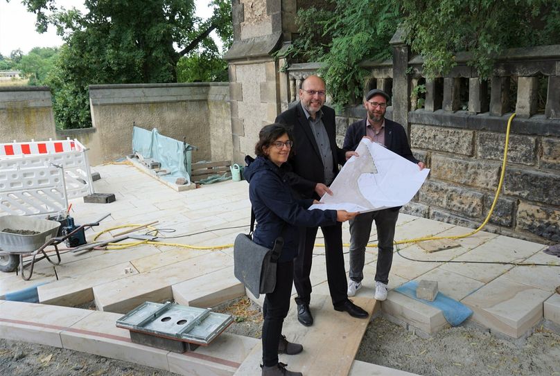 Planerin Laís Flores vom Landschaftsarchitekturbüro Grohmann aus Dresden, Oberbürgermeister Olaf Raschke und Martin Schuster, kommissarischer Leiter des Stadtbaumamtes Meißen machten sich ein Bild von den neuen Naturstein-Wegen, die derzeit am Domplatz entstehen.