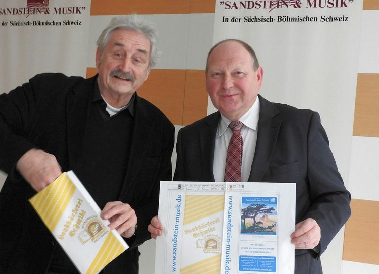 Ludwig Güttler und Klaus Brähmig (von li.)  mit den Prototypen  der neuen Brötchentüten, die bei der Landbäckerei Schmidt über den Tresen gehen. Foto: Wo