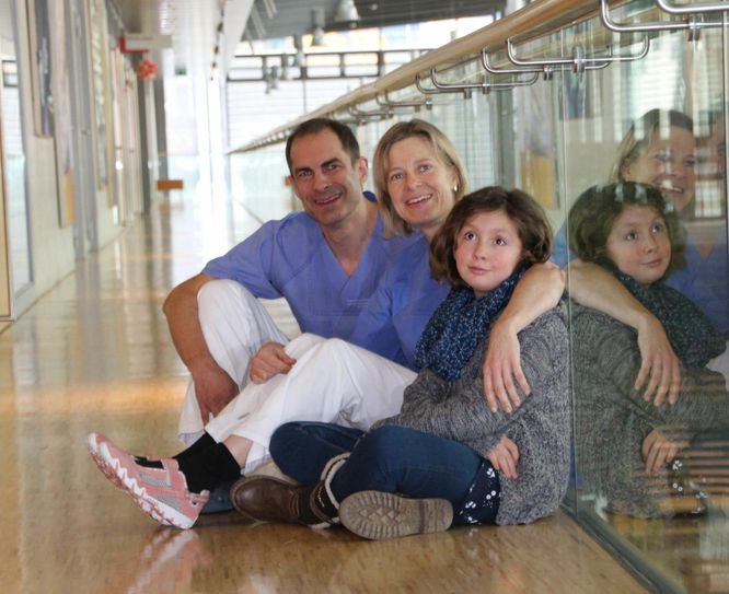 ITS-Bereichsleiter Prof. Sebastian Brenner und Schwester Henriette Lukass haben Annika nach ihrem Unfall lange und intensiv betreut. Die Zehnjährige erhielt hier eine sehr umfassende Therapie und lange war nicht klar, ob alles gut ausgehen würde. Heute ist Annika wieder gesund und munter.                               Foto: Pönisch