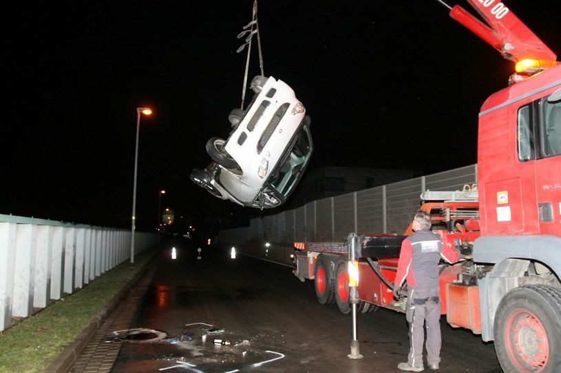 Die Bergung des Fahrzeugs.