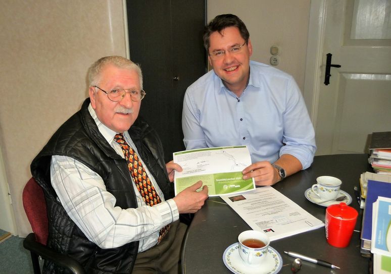 Dank Unterstützung durch Hohnsteins Bürgermeister Daniel Brade (re.), hier bei der Besprechung mit Klaus Fiedler, konnte ein tolles neues Programm für die Wanderung zusammengestellt werden. Foto: privat