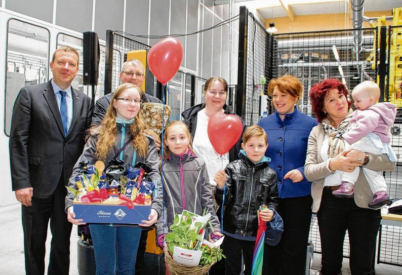 Die 1. Frühlingsfest-Familie Brauer aus Friedersdorf zusammen mit Landrat Christian Heinrich-Jaschinski (li.), Schirmherrin Anja Heinrich (3.v.re.) und der Vorsitzenden der Werbegemeinschaft, Kerstin Baumert (re.). Foto: Archiv/wit