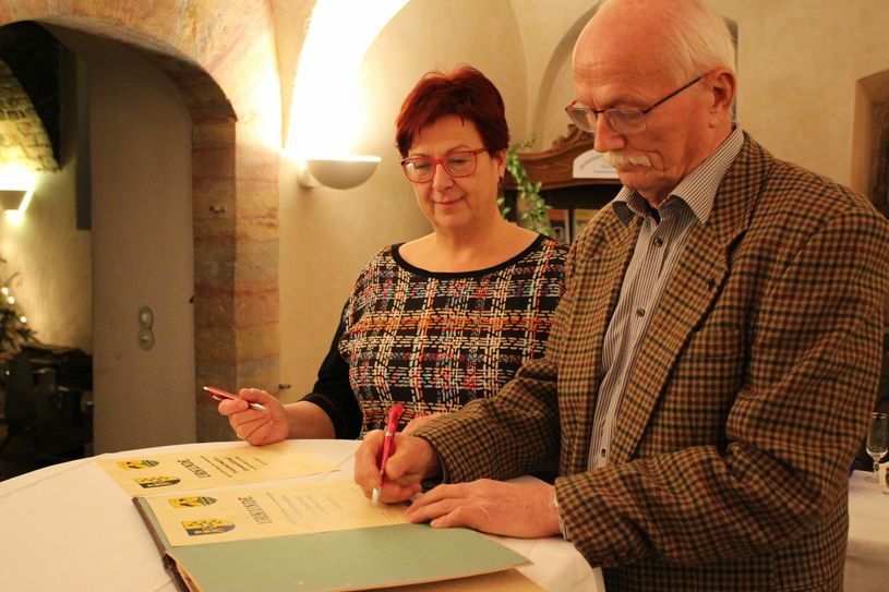 Verena Hergenröder, Bürgermeisterin der Stadt Ebersbach-Neugersdorf, und Ingolf Herrmann, 1. Stellvertretender Bürgermeister der Gemeinde Kottmar, unterzeichnen eine symbolische Kooperationsvereinbarung anlässlich der Eröffnung der gemeinsamen Touristinformation „Spreequellland“. Foto: Keil