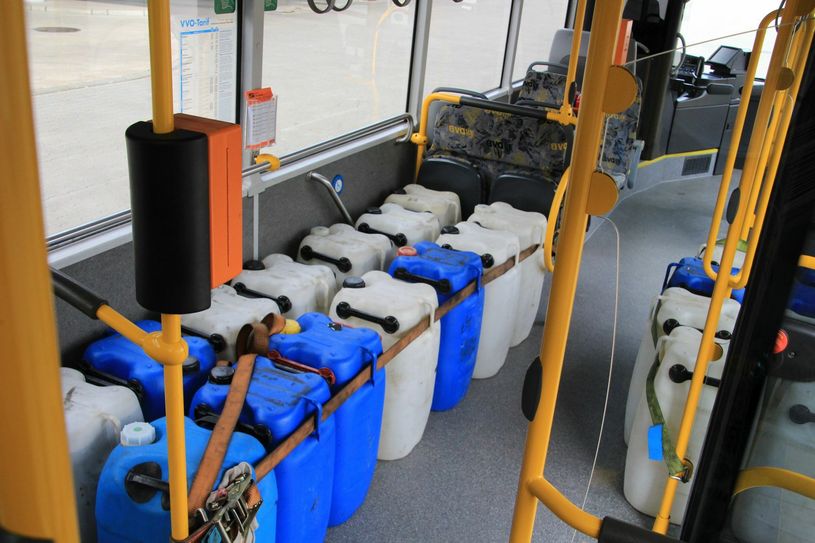 Die Wasserkanister simulieren die Fahrgäste.