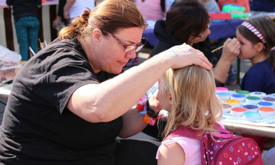 Die Träger der Jugendhilfe, Vereine und Institutionen haben ein umfangreiches Programm mit Unterhaltung für die Kleinsten vorbereitet. Sicher gehört auch wieder Kinderschminken dazu. Foto: jho