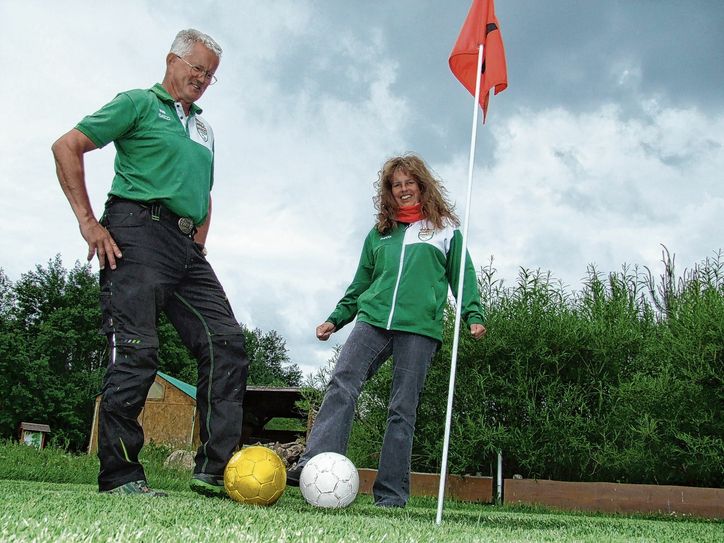 In den vergangenen Wochen hatten Dagmar und Ralf Fellendorf viel Zeit, um sich um die weitläufige Soccergolf-Anlage zu kümmern. Dabei testeten sie natürlich auch die Bahnen, um bei der Gelegenheit ihr Handicap zu verbessern. Foto: Rainer Könen