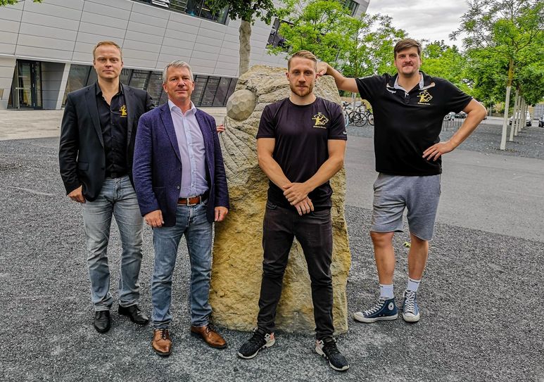 v.l.: Manager Karsten Wöhler, Präsident des HC Elbflorenz Uwe Saegeling, Neuzugang Lukas Wucherpfennig und Cheftrainer Rico Göde. Foto: HC Elbflorenz