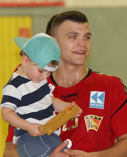 Sohnemann musste dabei sein und dem Papa gratulieren. Fotos: Hatzi