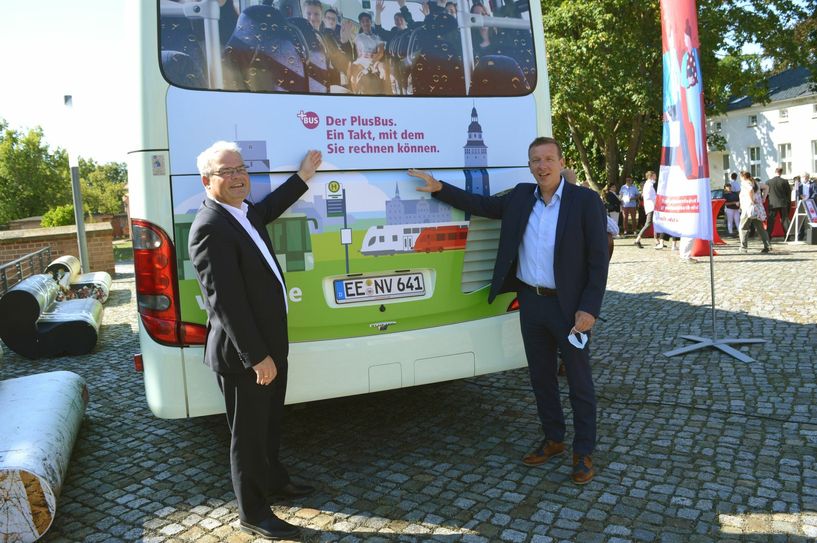 Wieder einer mehr, freuen sich Holger Dehnert, Geschäftsführer der VerkehrsManagement Elbe-Elster GmbH und Landrat Christian Heinrich-Jaschinski. PlusBus Elsterland verbindet Sängerstadt und Kurstadt