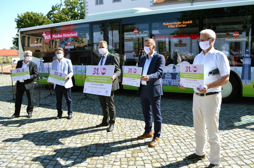 Masken gehören momentan zum ÖPNV. Auch zur Eröffnung des  PlusBus Elsterland am 12. August Vorplatz des Schloss Doberlug. Fotos: pm