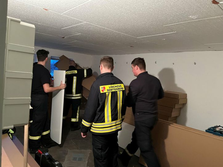 Spezialauftrag Möbel aufbauen: Angehörige der Feuerwehr Senftenberg helfen dabei, Wohnungen für Geflüchtete bezugsfertig zu machen.