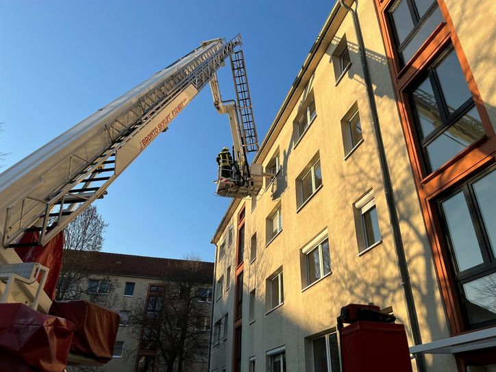 Mittels Teleskopmast wurden etwa Teppiche ins Obergeschoss gehoben.