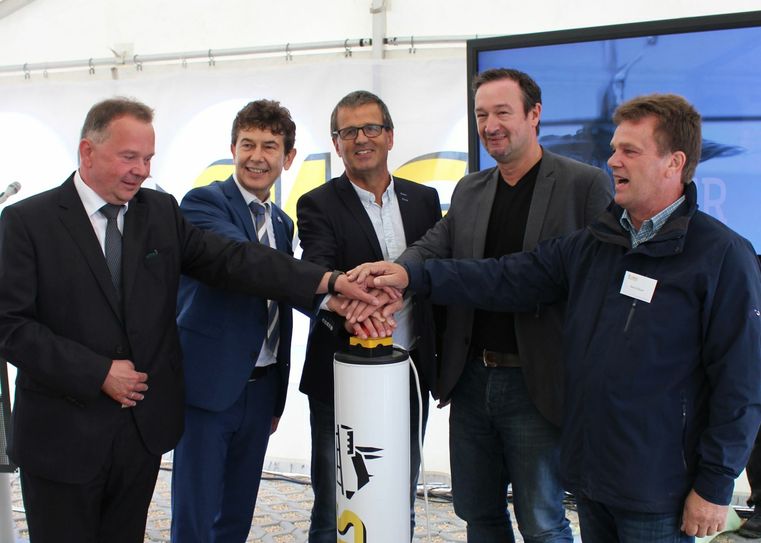 V.l.n.r.: Andrè Bordihn (IBOS Ingenieurbüro), Matthias Block (Vorstandsvorsitzender SWG), Dr. med. Christoph Ziesch (Leiter Gesundheitsamt Görlitz), Thorsten Ahrens (Stadtrat) und Bernd Bauer (Abteilungsleiter Wasserwerke bei den Stadtwerken) bei der Inbetriebnahme des Brunnens am 14. September. Foto: SWG AG