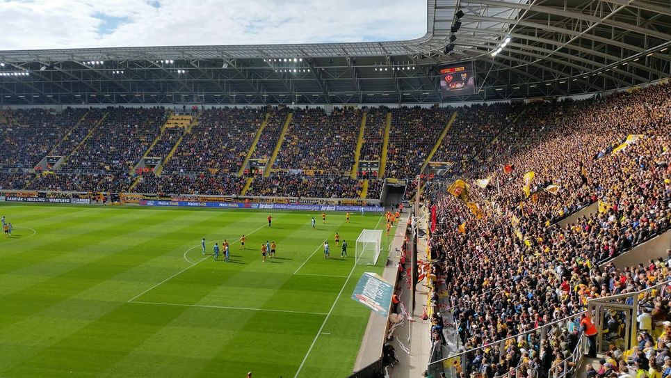 Im Hinspiel schien über Dresden die Sonne. Ganz so schönes Wetter soll es am Samstag in Chemnitz nicht geben, aber hoffentlich ein schönes und spannendes Spiel. Foto: Pohl