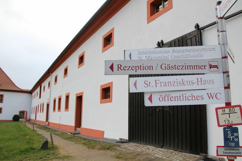 Der ehemalige Pferdestall war das letzte der 15 Gebäude, das saniert wurde. Er dient jetzt als Lager und Garage. Foto: Keil