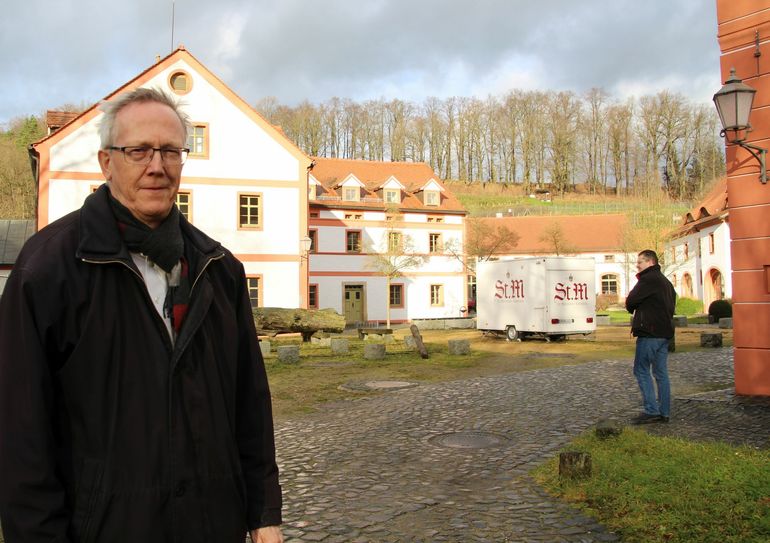 Dr. Michael Schlitt, Vorstandvorsitzender des IBZ, vor der sanierten Getreidemühle, die heute das Gästehaus St. Hedwig beherbergt und als erstes Gebäude saniert wurde. Foto: Keil
