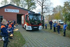 Die Kinder- und Jugendfeuerwehr steht am Gerätehaus Spalier.