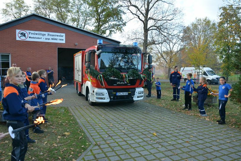 Die Kinder- und Jugendfeuerwehr steht am Gerätehaus Spalier.