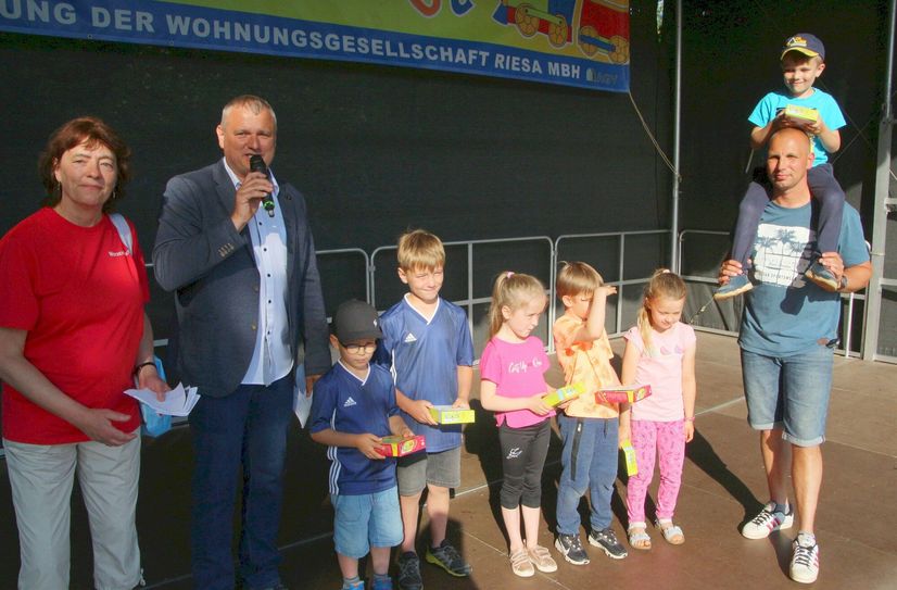 Siegerehrung auf der Bühne: Siegreich war das Team von Kurt, gefolgt von Codys-Team (2. Platz) und auf dem 3. Platz ein starkes Papa-Sohn-Gespann.