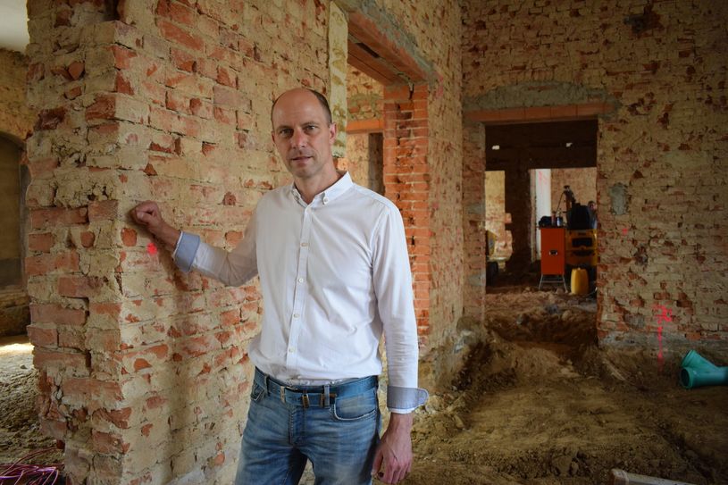 Bürgermeister Markus Michauk steht in den Räumlichkeiten des ehemaligen Gemeindeamtes. Die grundhafte
Sanierung wird sich noch bis in das erste Quartal 2024 ziehen.