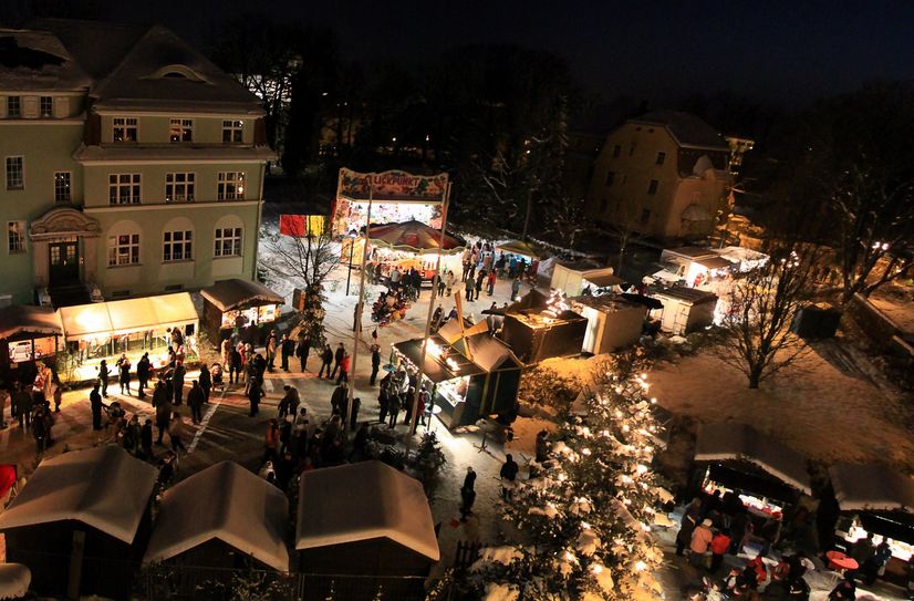 Rund um das Coswiger Rathaus entsteht wieder ein Winterwunderland.